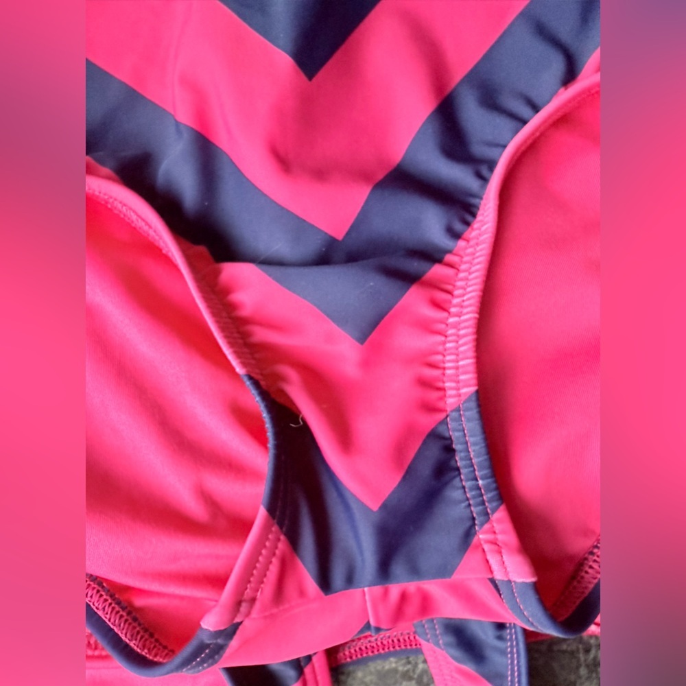 Like New! Lands End Hot Pink 🩷and Navy 💙Chevron 1 piece swimsuit, 4, MSRP $89 - Picture 5 of 9